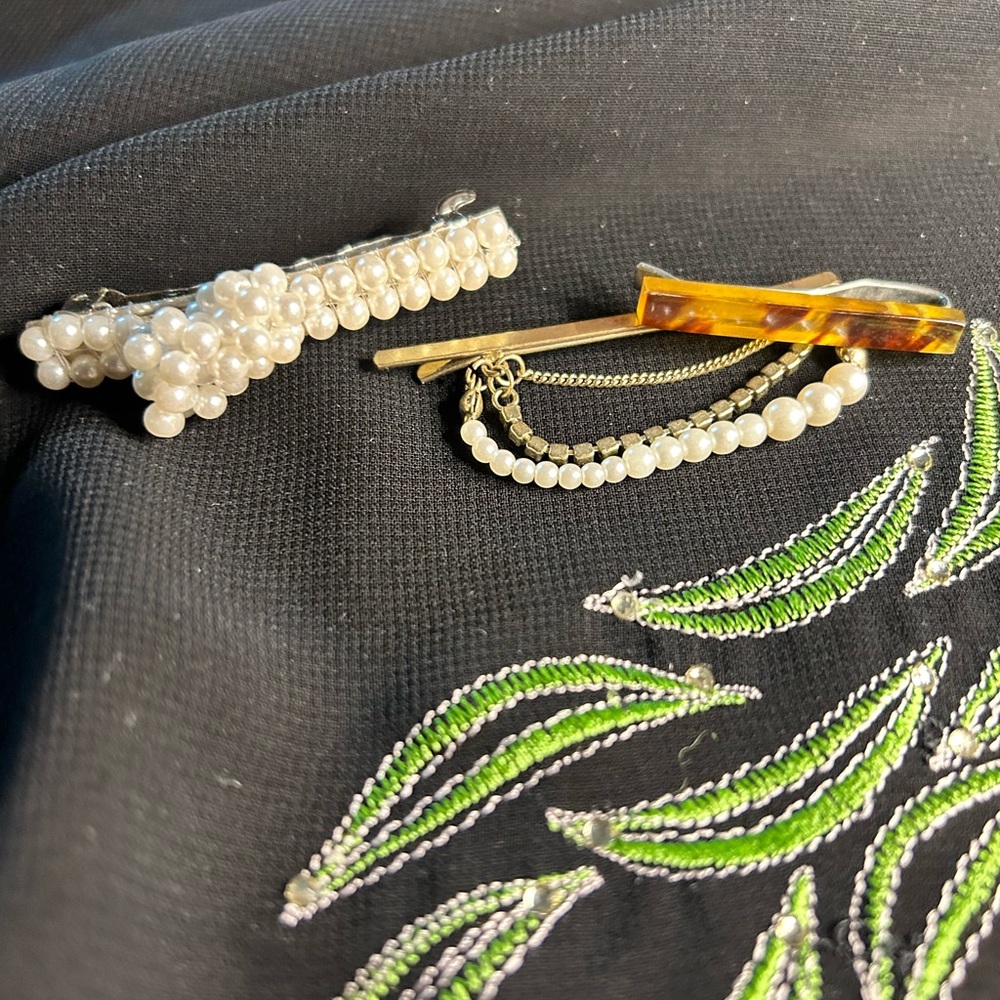 VTG Set of 3 Hair clips, fake pearl and plastic tortoise shell.